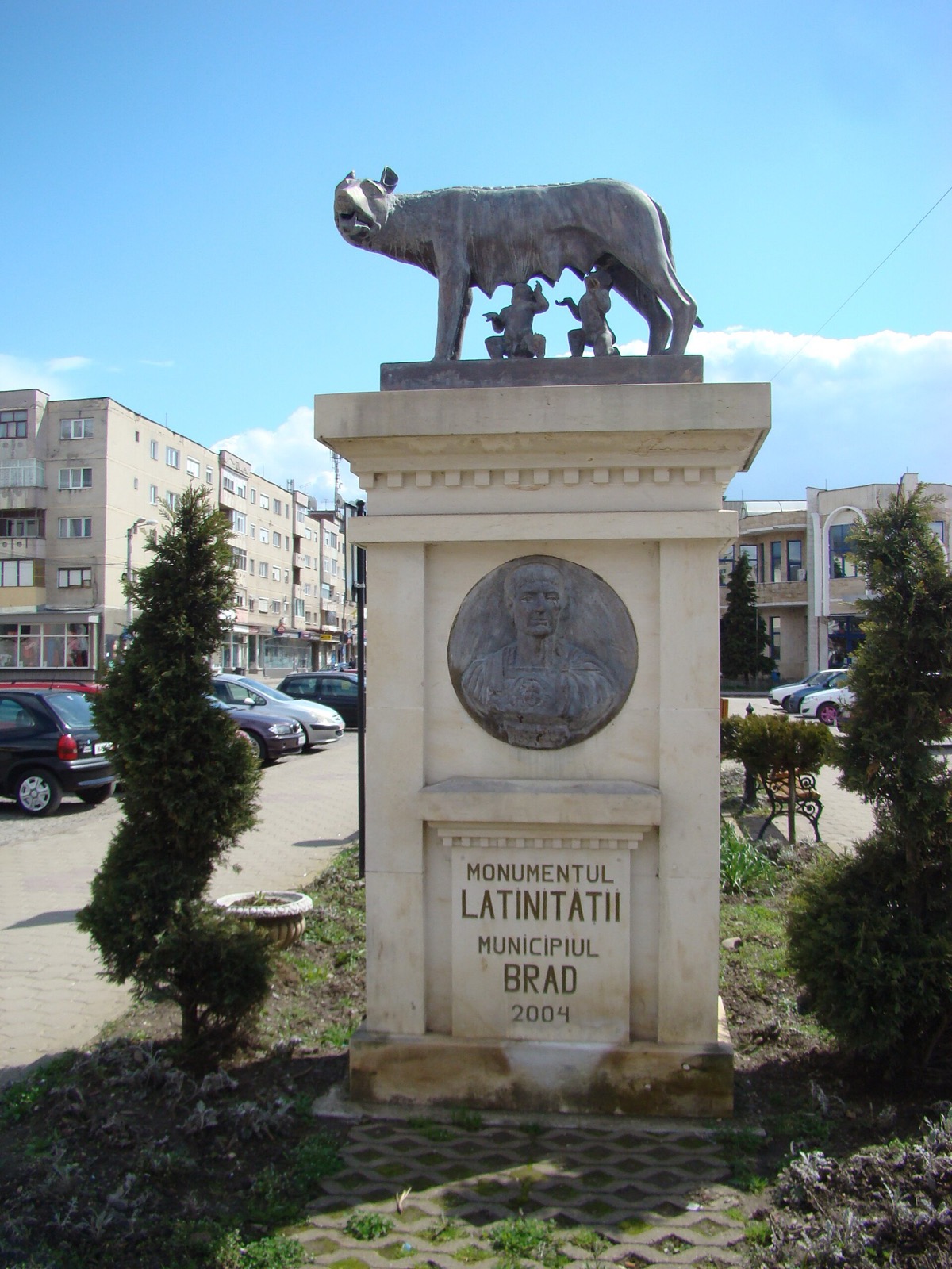 Monumentul Latinității cu Lupoaica, în piața centrală