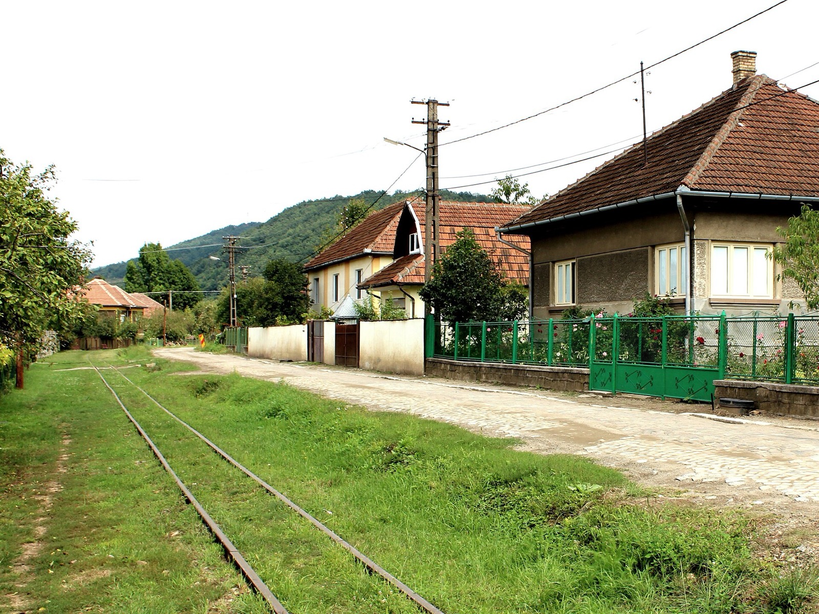 Linia îngustă pe lângă casele de pe Strada Zarandului