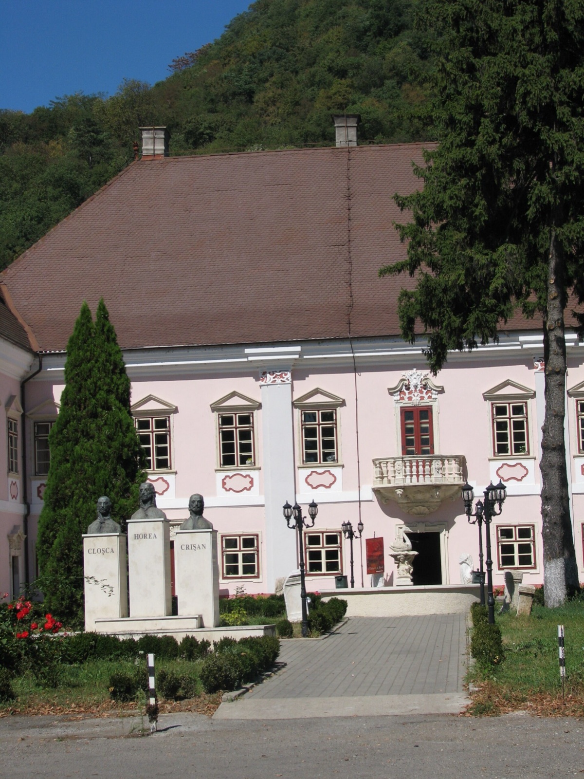 Fațada Magna Curia și busturile lui Horea, Cloșca și Crișan