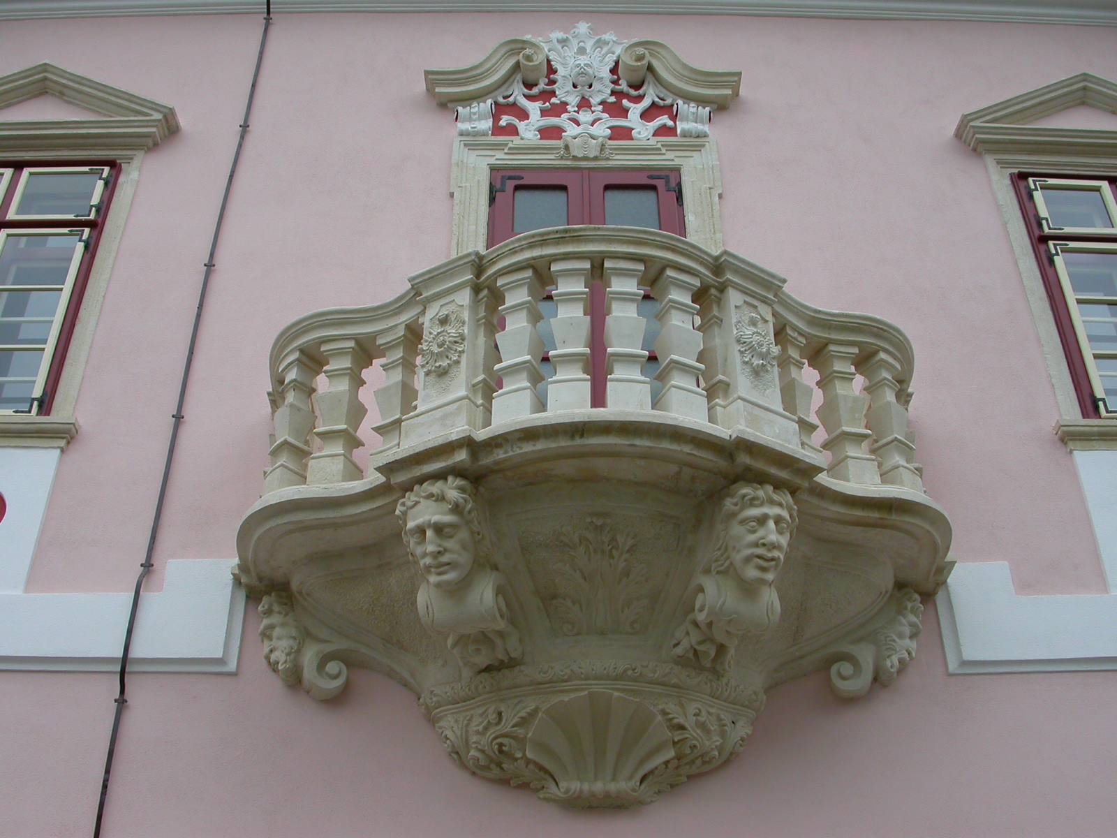 Balconul baroc de pe fațada principală