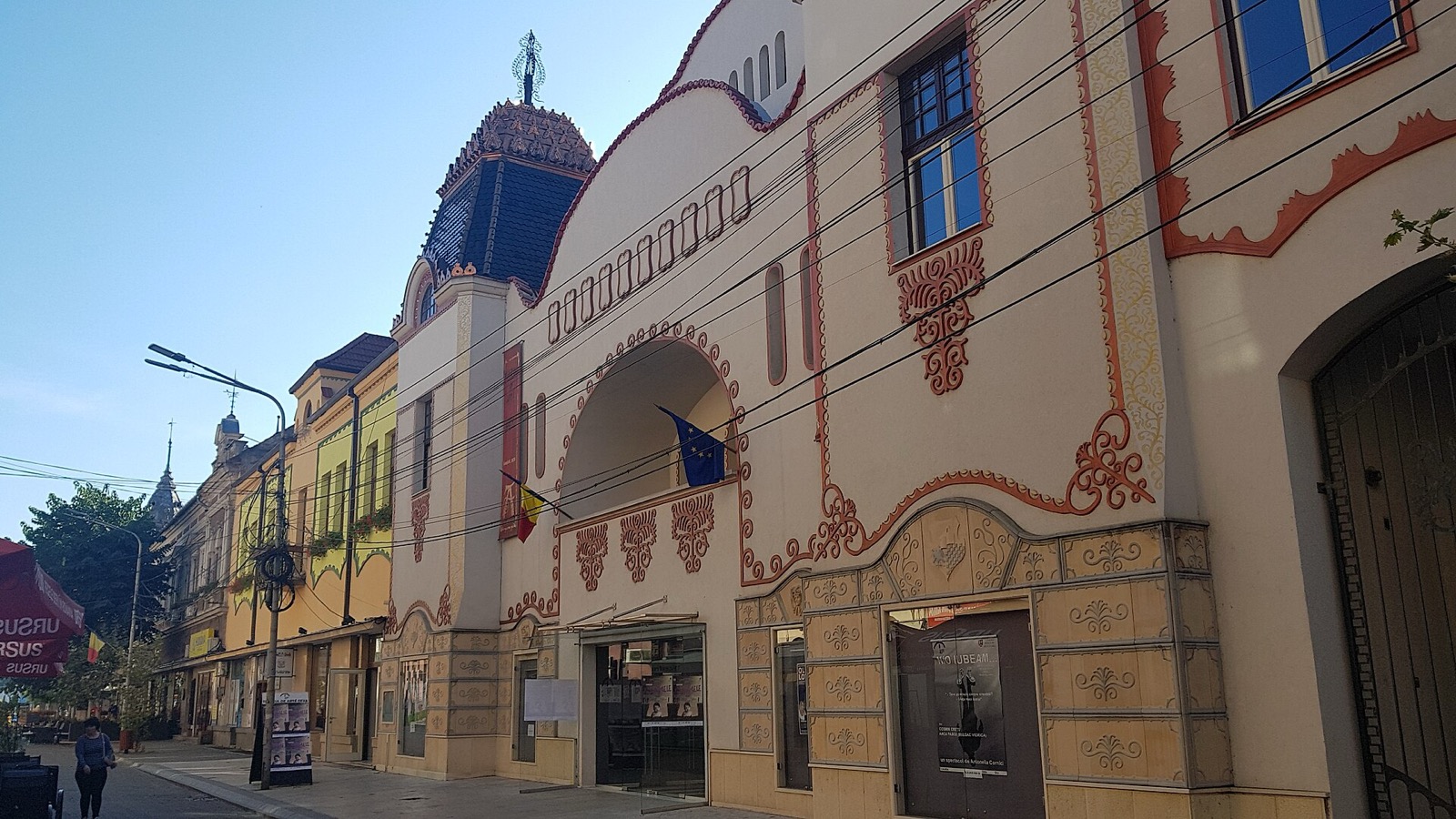 Teatrul văzut de pe strada pietonală