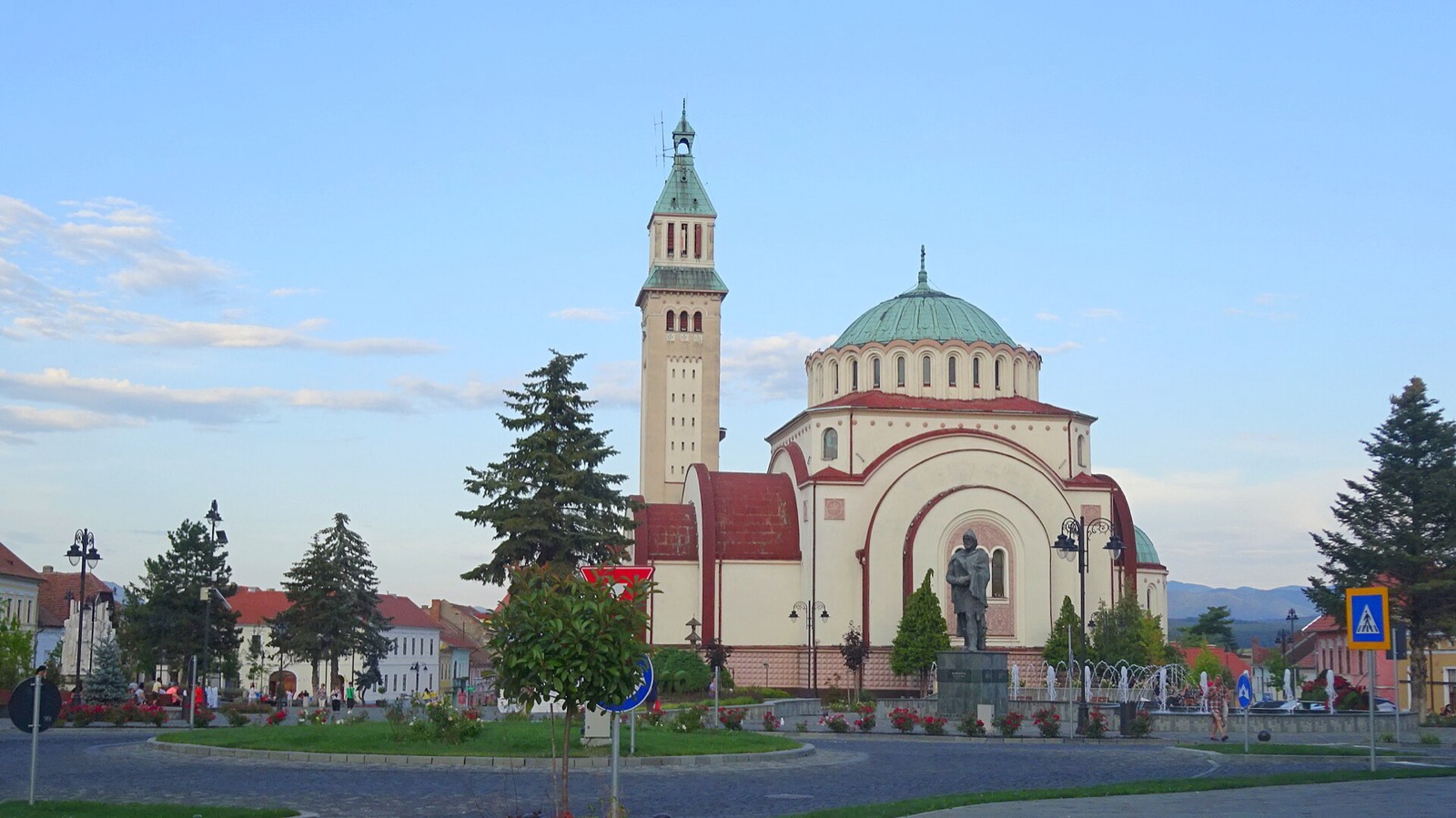 Catedrala văzută din piață, cu turnul