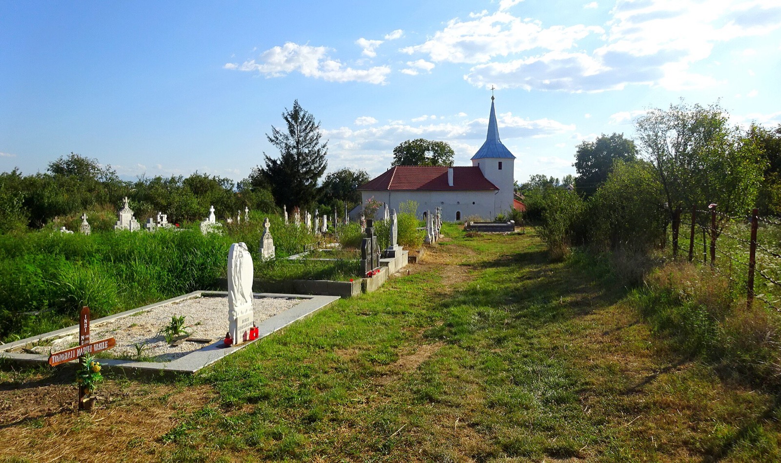Biserica din Uroi și cimitirul satului